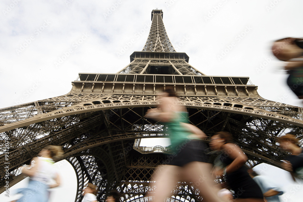 Naklejka premium Courir Tour Eiffel Paris