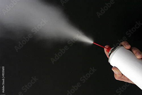 Sprayflasche mit Sprühwolke