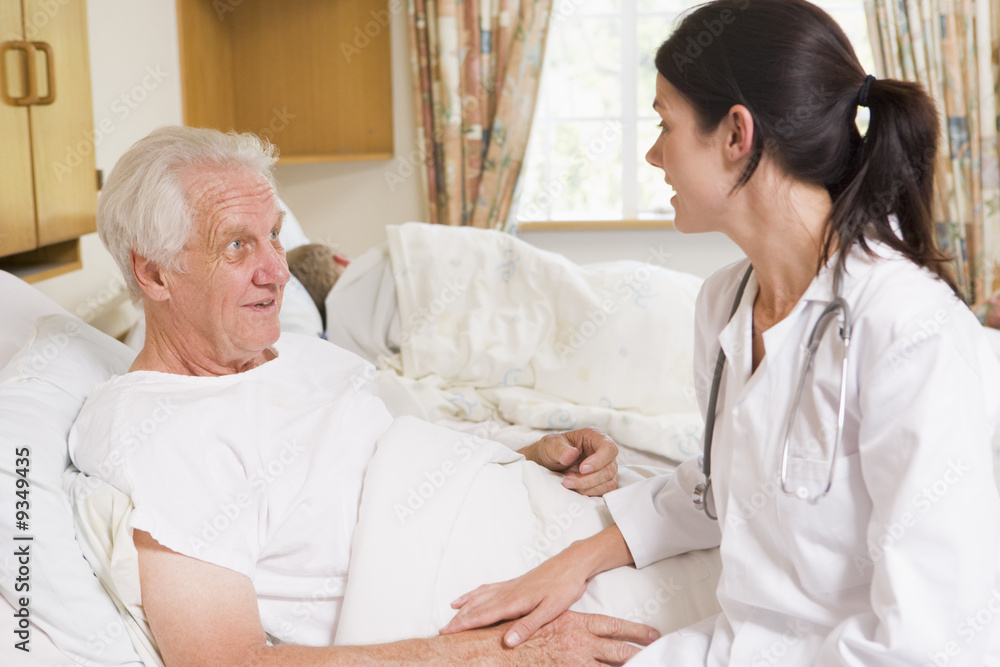 Obraz premium Doctor Talking With Senior Man