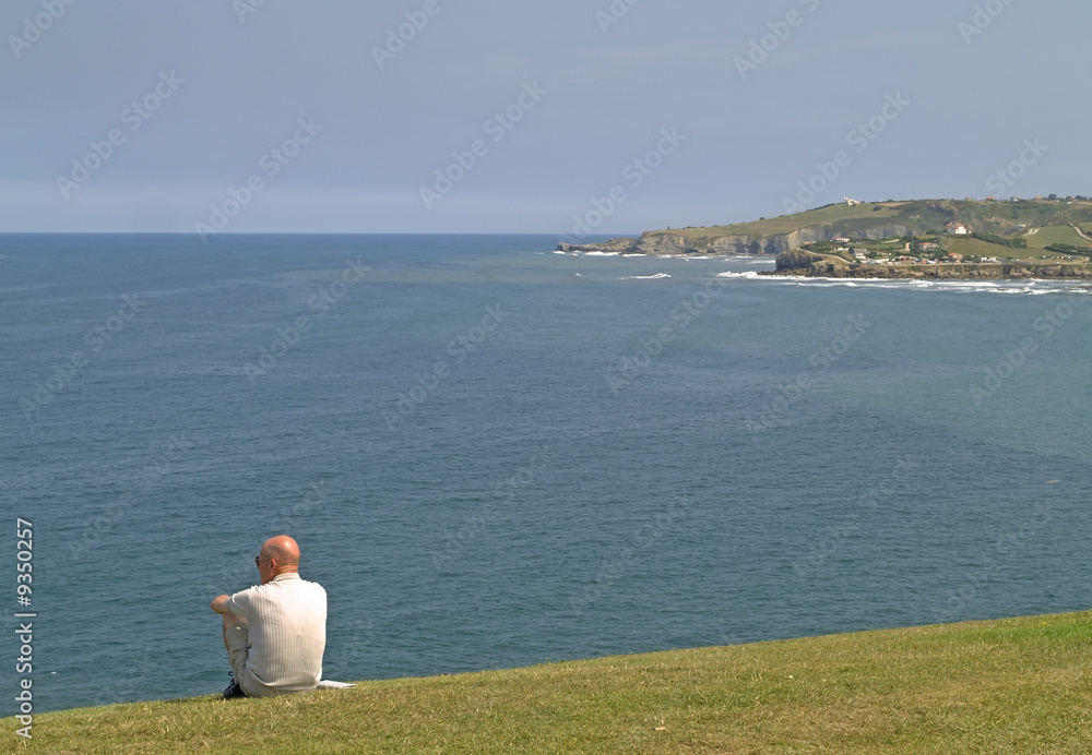 Hombre mirando al mar Hombre mirando al mar