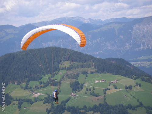 Paragleiter in wildschönau tirol österreich photo