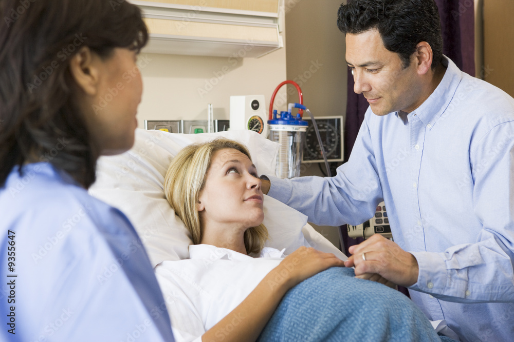 Obraz premium Doctor Talking To Pregnant Woman And Her Husband