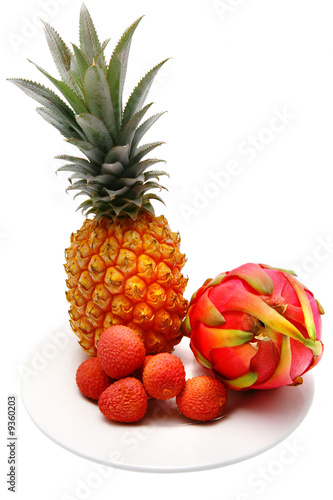 Fototapeta Naklejka Na Ścianę i Meble -  whole pineapple and dragon fruit with litchi
