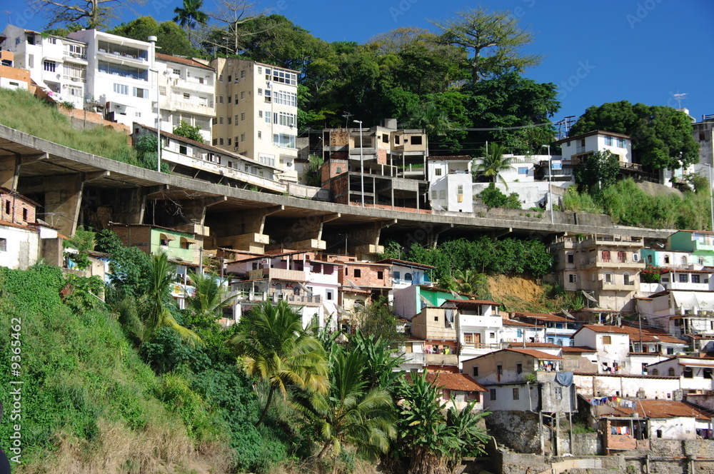 Maisons accrochées à la colline, Bahia, Brésil.