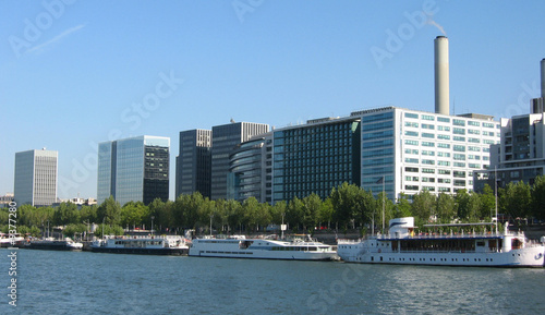 Fotografie immeubles récents en bord de seine