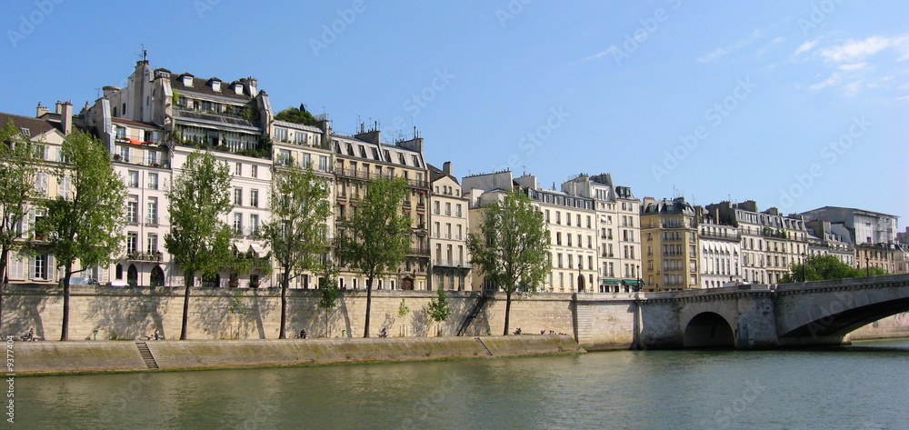 immeubles haussmaniens en bords de seine