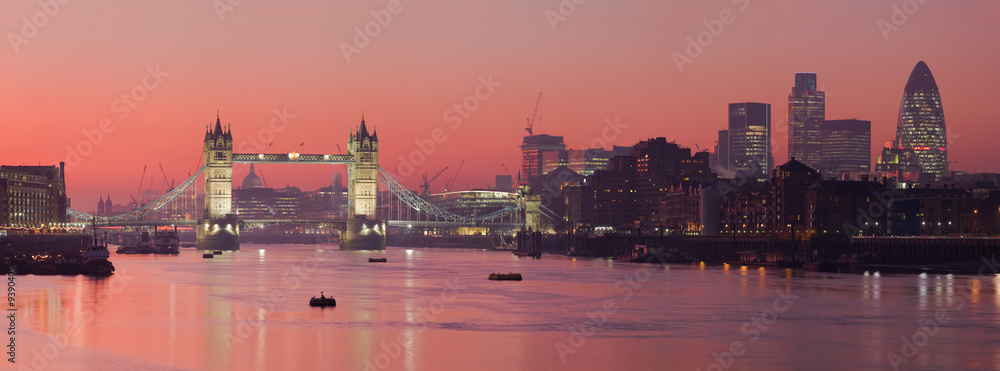Fototapeta Basztowy most i miasto Londyn z głębokim czerwonym zmierzchem