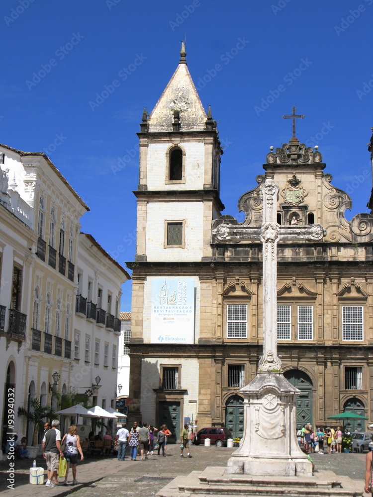 Eglise baroque sur une place de Bahia, Brésil.