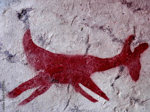 Kangourou rouge graffité sur un mur. photo