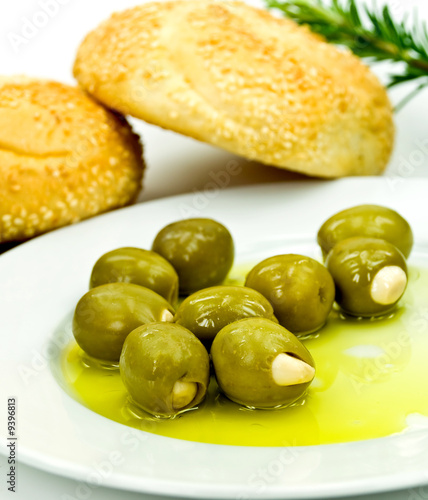 Oliven Snack mit Brötchen,Knoblauch-Füllung