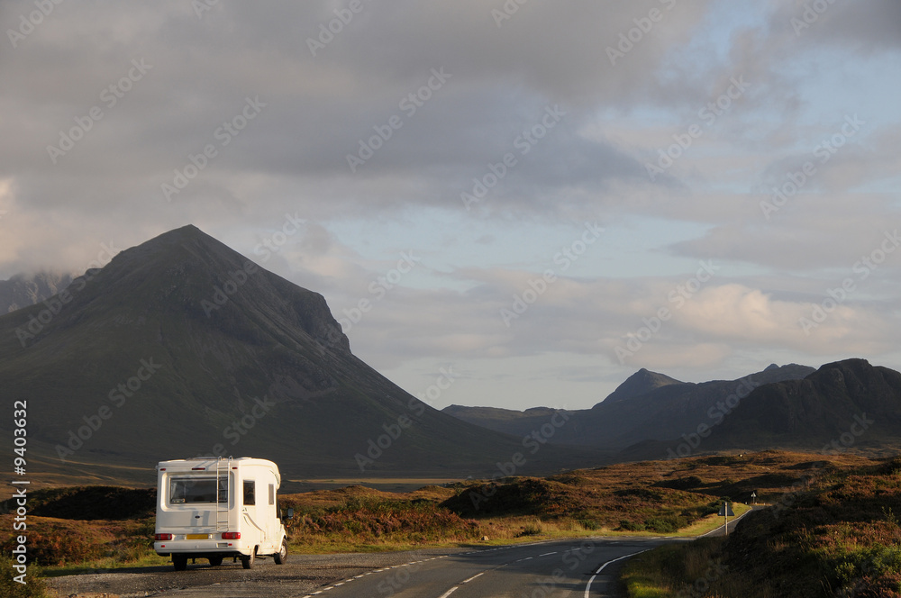 Wohnmobil Camper in den Highlands Berge Abend Schottland