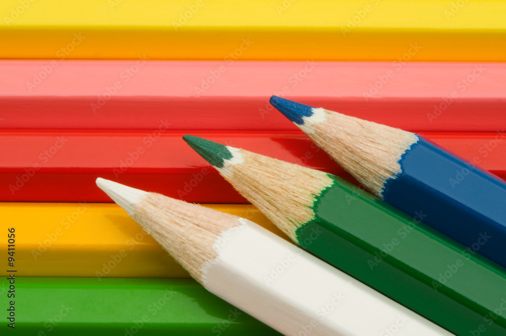 Naklejka premium colorful pencils on pencils background