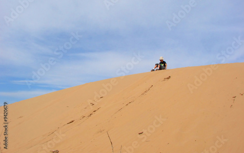 Enfant sur une dune