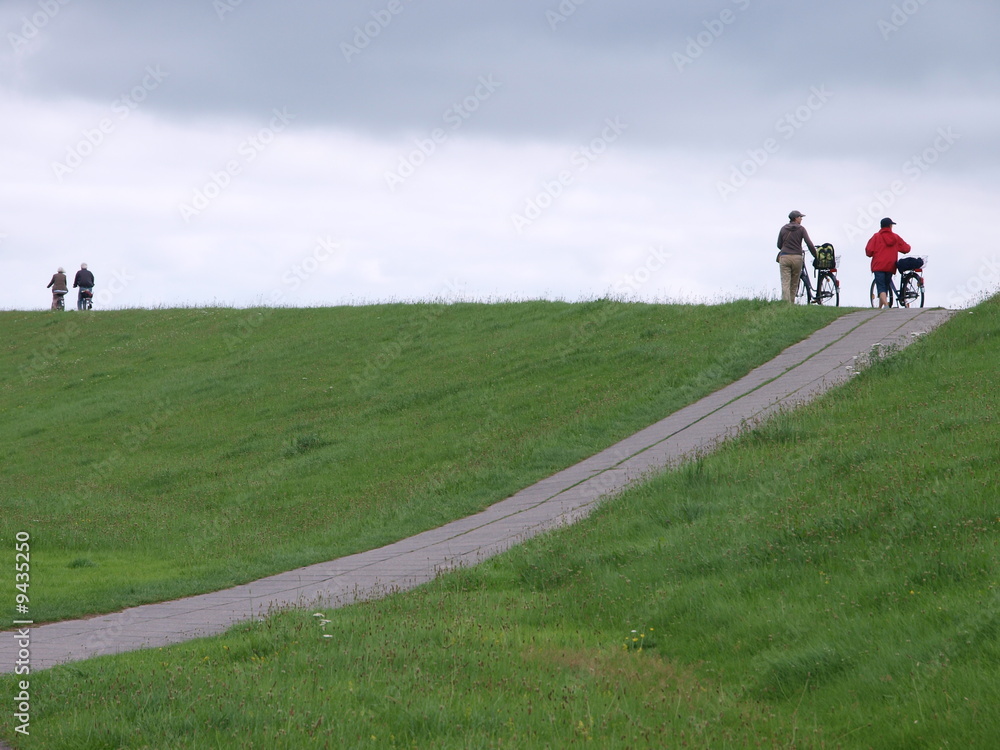 Fototapeta premium Fahrradtour über den Deich