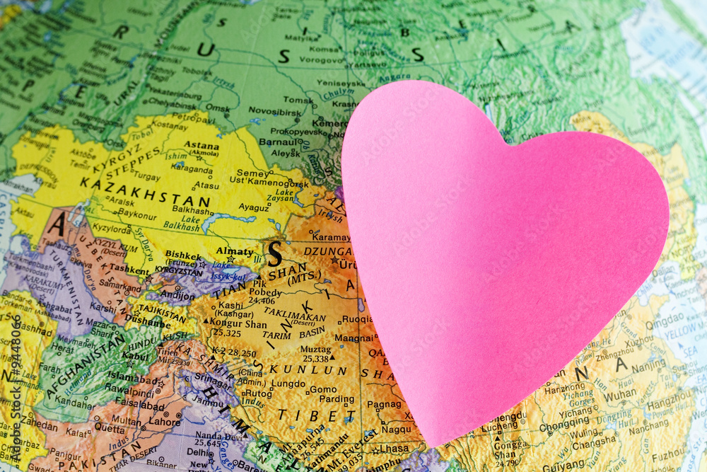 Naklejka premium Earth globe and paper heart