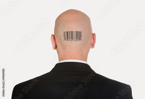 Foto Rear view of bald head with barcode on its back