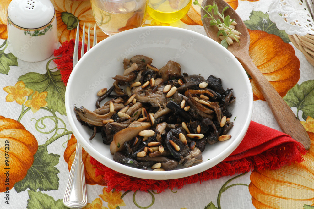 Funghi con pinoli - Contorni Funghi con pinoli - Contorni