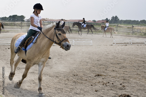 Mädchen auf Pferd bei Reitturnier