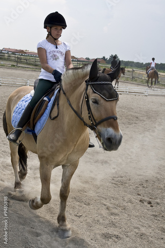 junges Mädchen auf Pferd