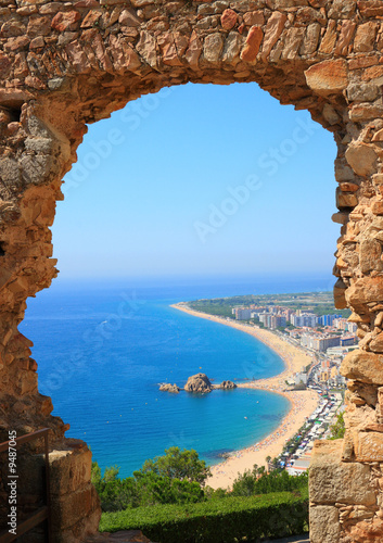 Foto Blanes beach view through an arch  (Costa Brava, Spain)