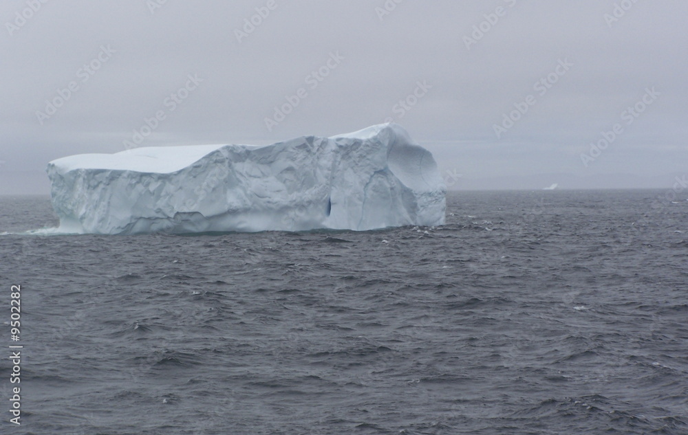 iceberg tabulaire dans la brume iceberg tabulaire dans la brume