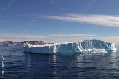 Iceberg tabulaire en vue de la côte