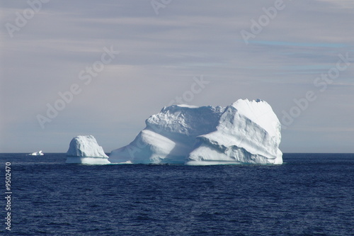 iceberg sur une mer bleue