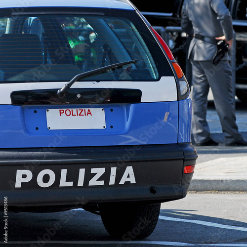 auto della polizia e agente sullo sfondo photo