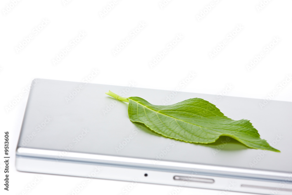 Obraz premium Green leaf and computer representing green engineering