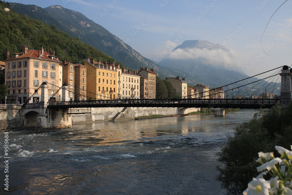 Grenoble, le pont piéton sur l'Isère un matin de Septembre