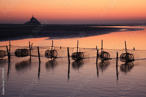filets de pêche dans la baie du mont saint michel