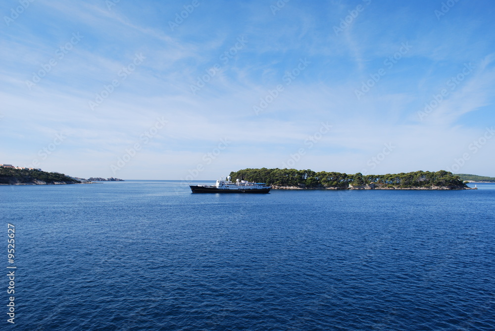Un ferry près d'une des îles Elaphites