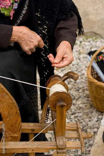 mani di donna che filano il cotone photo