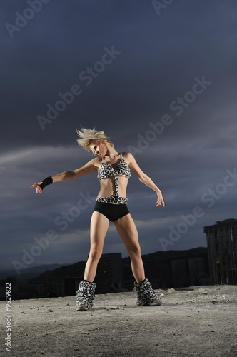 Fotografie young gogo dancer girl on top of the building