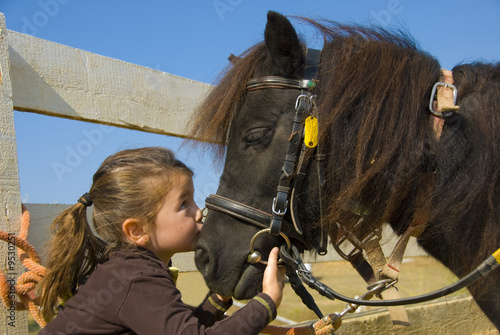 fillette et son poney © cynoclub