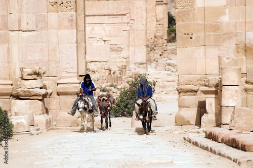 Fotografie Tourist vacation in nabatean town Petra
