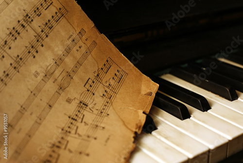 Εκτύπωση καμβά The keyboard of the piano and old notes