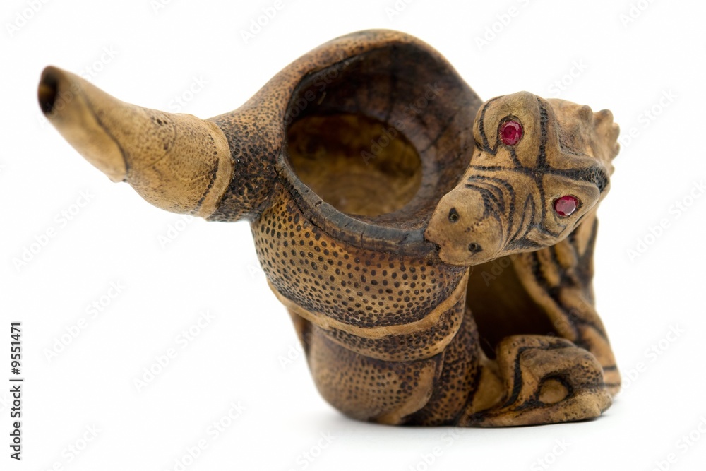 Naklejka premium Dragon. Wood engraving. Tobacco pipe close up.