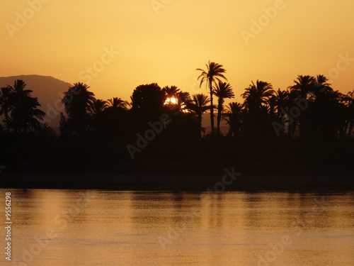 Amanecer en el Nilo photo