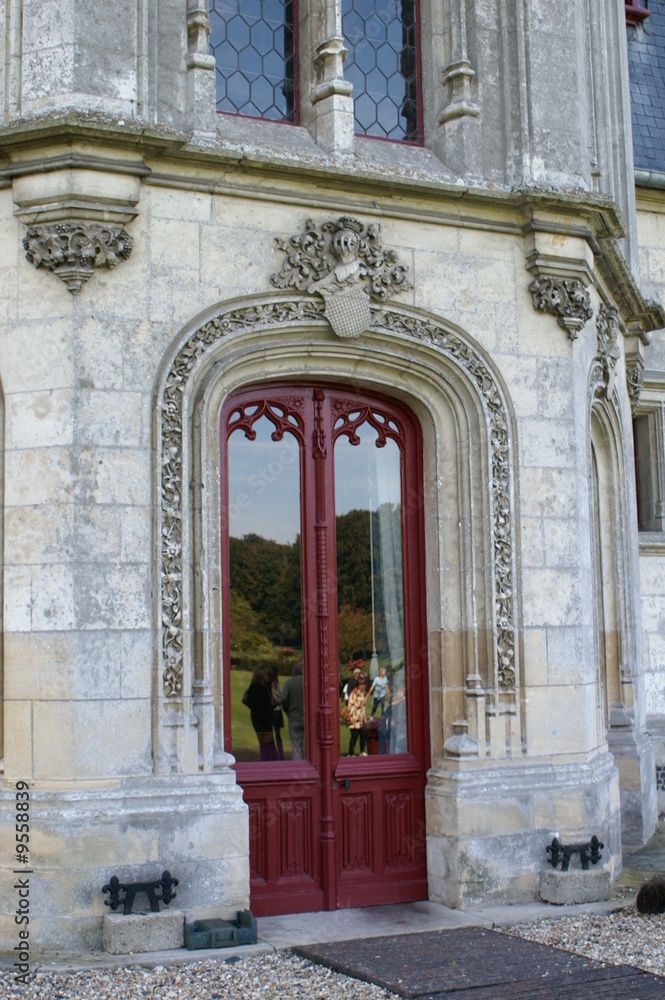 Porte rouge du chateau de Régnière-Ecluse