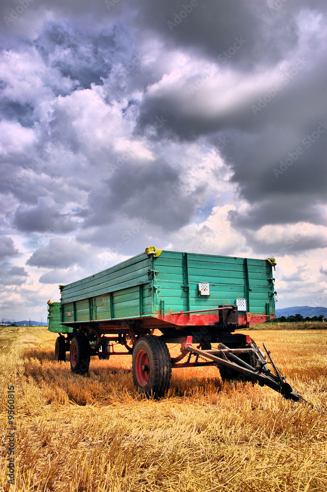 Obraz premium Rural trailer on a harvested field