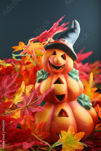 Halloween Kürbis Figur in rotem Laub