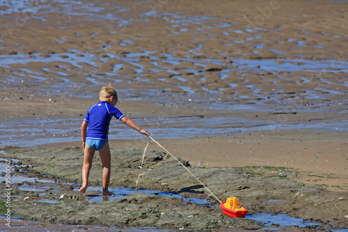 Enfant jouant sur la plage photo