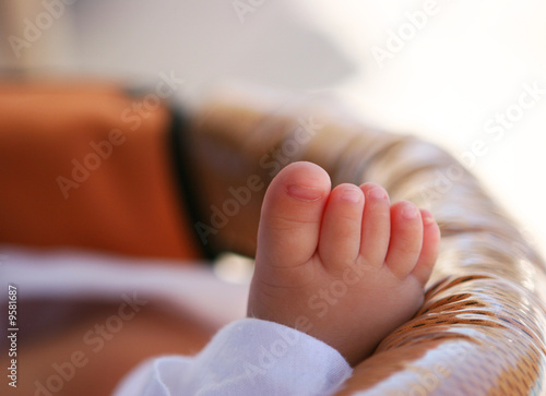piede di un bimbo dentro un passegino
