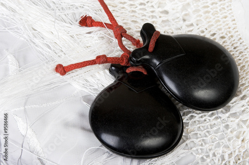 Tableau sur toile Black spanish castanets on a white shawl