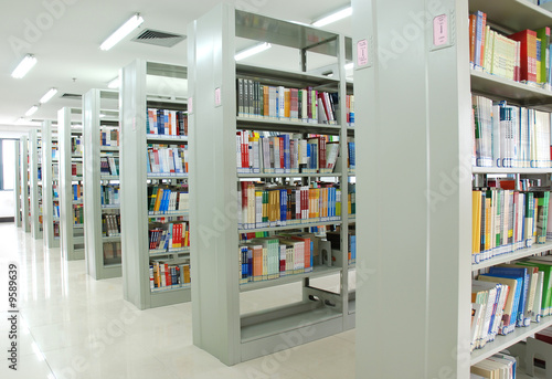 bookshelves in library © Jimmy Lu