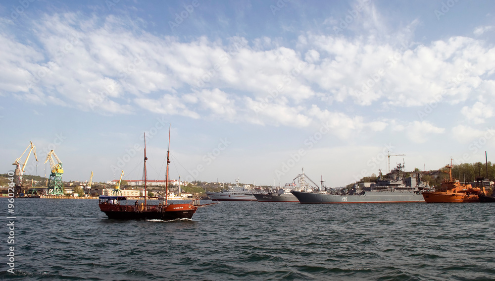 Fototapeta premium yacht goint to port