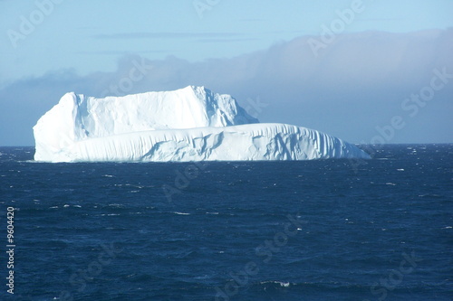 Iceberg en vue de la côte
