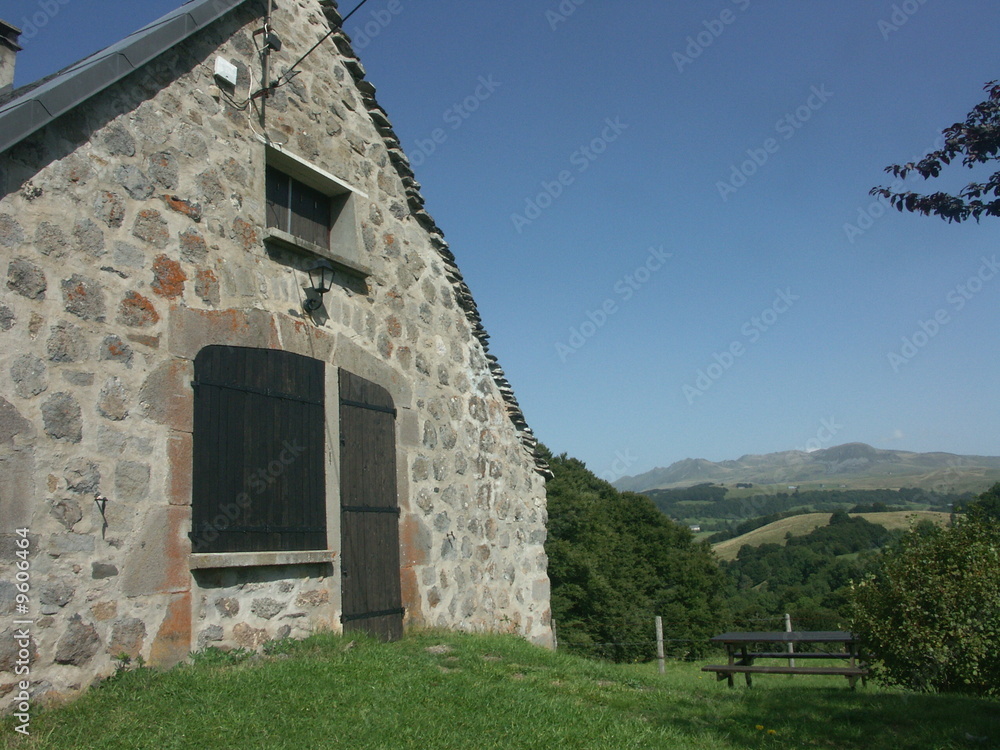 Fototapeta premium maison en pierre dans le Puy de Dôme