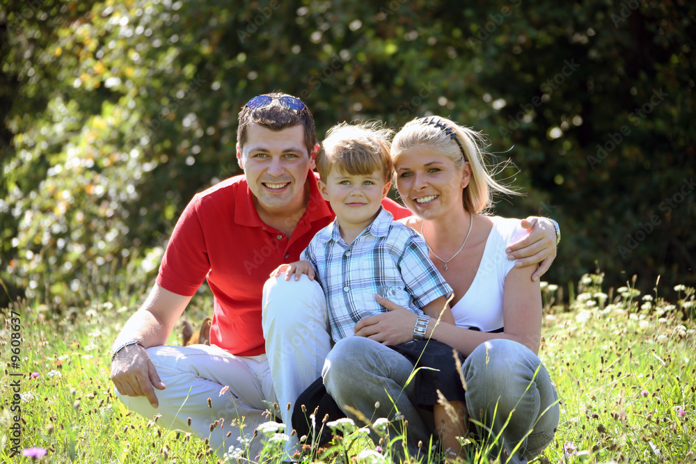 Fototapeta premium Junge Familie mit einem Kind